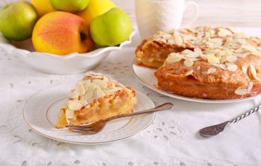 Elmalı turta, krema ve badem soslu. 