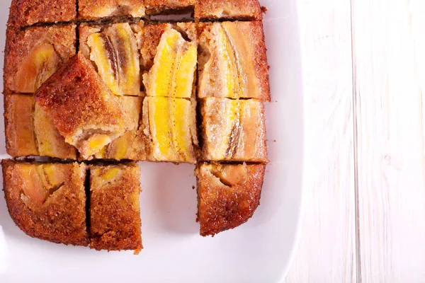 Банановый перевернутый торт, нарезанный — стоковое фото