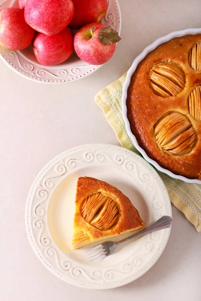 Appeltaart, geserveerd op tafel, — Stockfoto