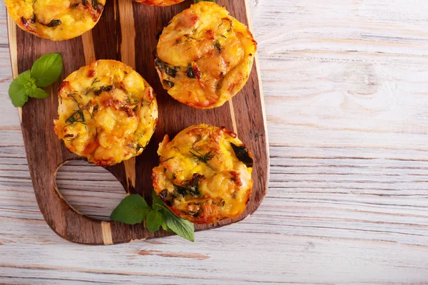 Mini-Kuchen mit Hühnchen, Käse und Kräutern — Stockfoto