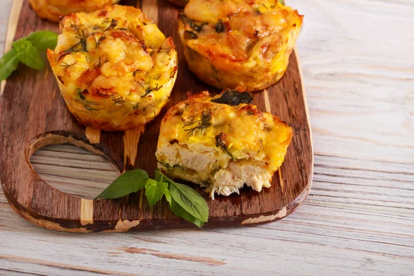 Chicken, cheese and herbs mini pies — Stock Photo, Image