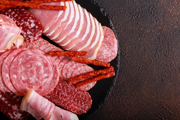 Seleção de carne defumada e salsichas aperitivo — Fotografia de Stock