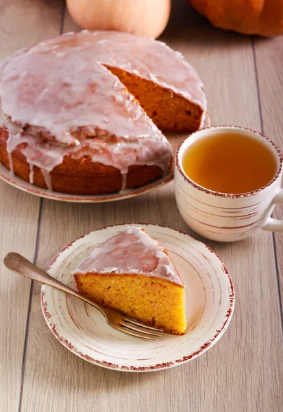 Gâteau à la citrouille avec glaçage au sucre, servi — Photo