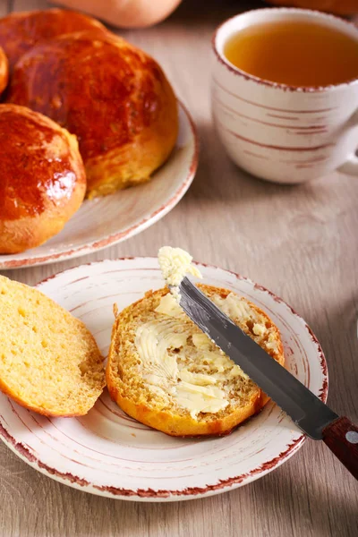 Pães de abóbora com manteiga servida — Fotografia de Stock