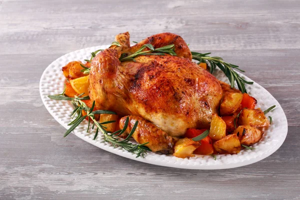 Жареная целая курица с овощами и розмарином — стоковое фото
