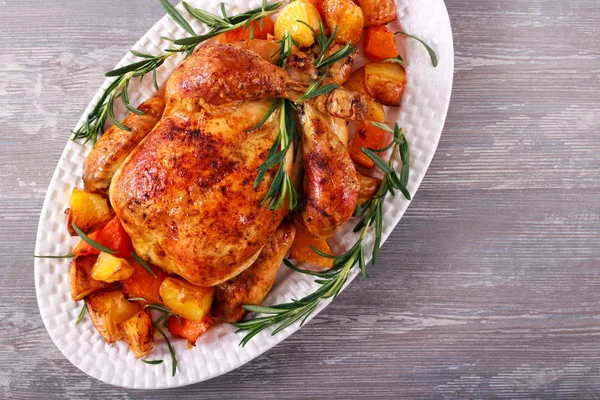 Roast whole chicken with vegetables — Stock Photo, Image