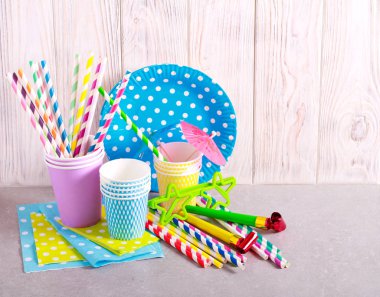 Çocuk partisi konsepti - kağıt bardak, pipet, tabak 