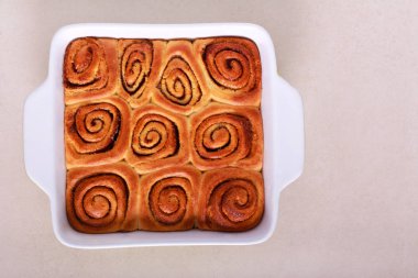 Yeni pişmiş tarçınlı rulo 