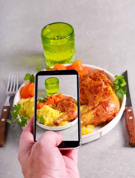 Tomando la foto del plato con teléfono — Foto de Stock