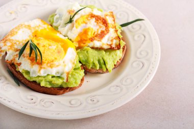 Avokado ve yumurtalı tost. 