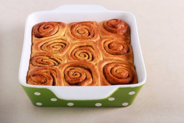 Yeni pişmiş tarçınlı rulo 