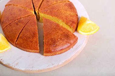 Dilimlenmiş turuncu pasta. 