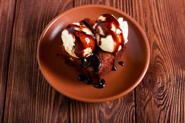 Dondurma ve çikolata soslu kek.