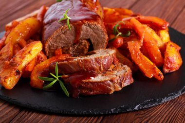 Kızılcık soslu et rulosu, patates, havuç.