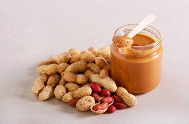 Kavanozda fıstık ezmesi, kabuklarda fıstık. 