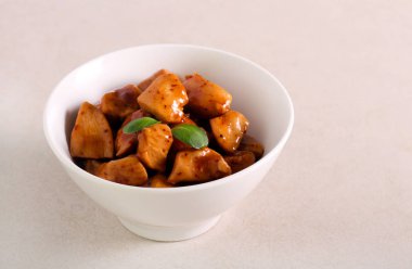 Soslu tavuk göğsü.