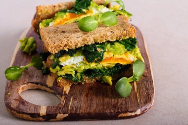 Ispanak, avokado ve yumurtalı sandviç. 