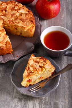 Elmalı ve kayısılı kek.