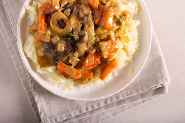 Osso buco with vegetables and gravy — Stock Photo, Image