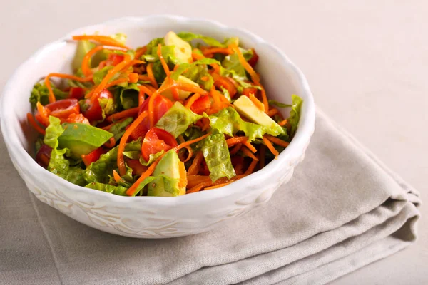 Salada fresca saudável com cenoura, tomate e abacate — Fotografia de Stock