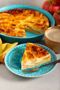 Elmalı pasta, dilimlenmiş ve servis edilmiş. 