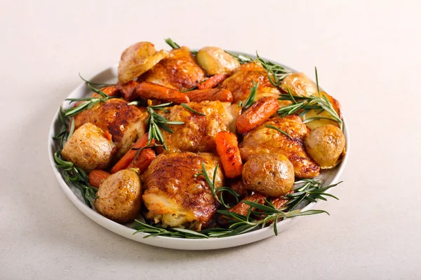 Sült csirkemarha burgonyával, sárgarépával és rozmaringgal — Stock Fotó