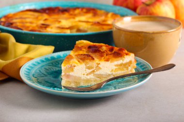 Elmalı pasta, dilimlenmiş ve servis edilmiş.