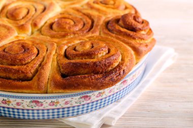 Taze pişmiş tarçınlı rulo. 