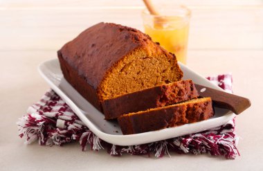 Ballı pasta, dilimlenmiş. 