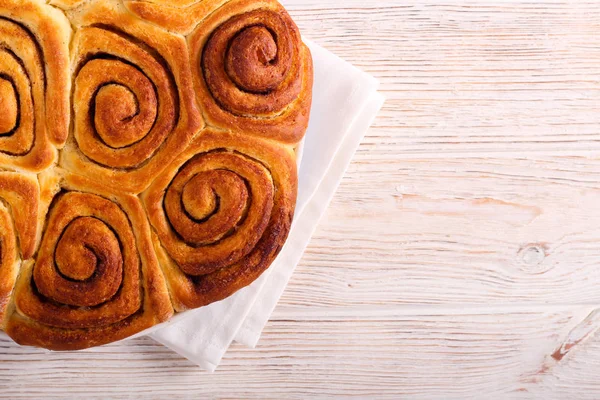 Nybakade morgonkanelbullar — Stockfoto