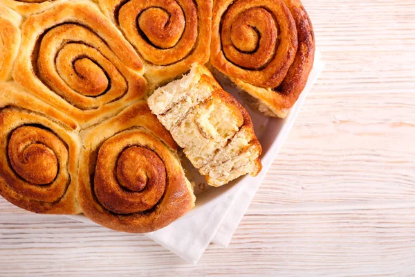 Nybakade morgonkanelbullar — Stockfoto