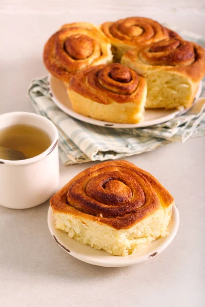 Freshly baked morning cinnamon rolls — Stock Photo, Image
