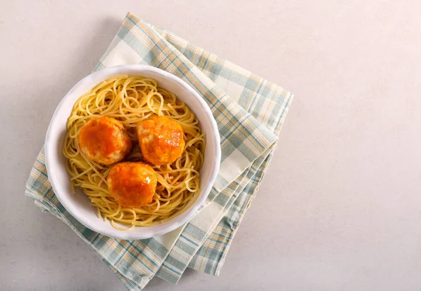 Куриные шарики с спагетти — стоковое фото