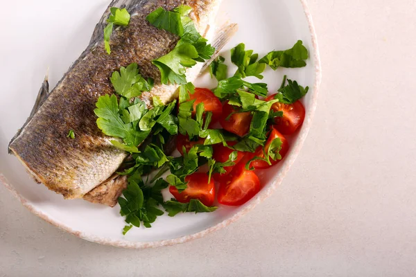 Haşlanmış deniz ürünleri ve salata. — Stok fotoğraf