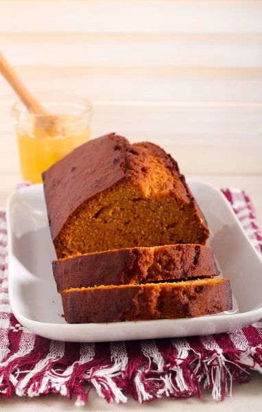 Bolo picante de mel, fatiado — Fotografia de Stock