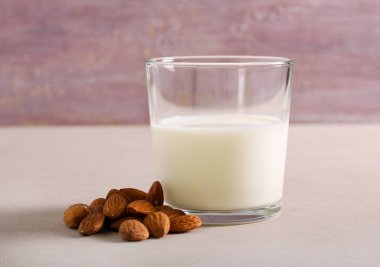 Sütsüz badem sütü bardakta 