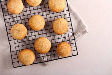 Zencefilli, baharatlı, şekerli kurabiyeler. 