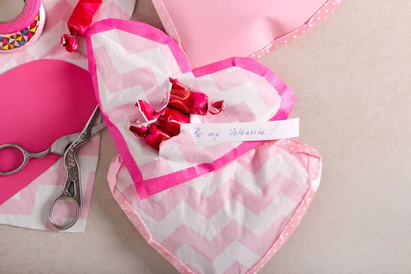 Walentynki słodycze ręcznie robione papierowe serduszka — Zdjęcie stockowe