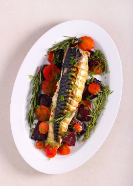 Fırınlanmış uskumru balığı. 