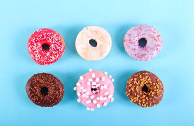 Mavi arkaplanda renkli çörekler