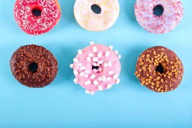 Mavi arkaplanda renkli çörekler