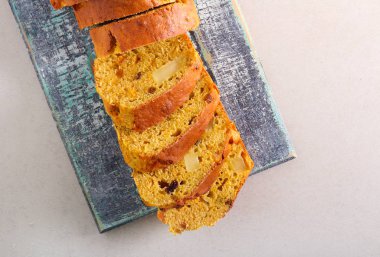 Üzüm ve elmalı pasta, dilimlenmiş. 