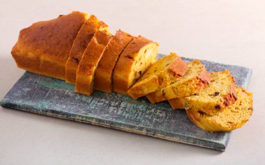 Üzüm ve elmalı pasta, dilimlenmiş. 