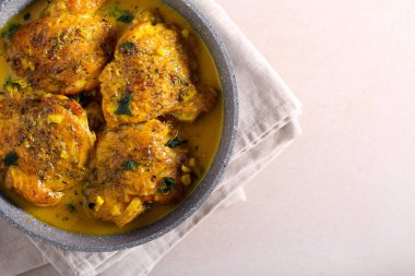 Baharatlı tavuk butları köri 