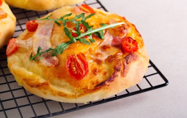 Ev yapımı mini pizza 