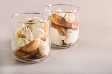 Hanımefendinin parmakları ve kremalı tatlısı.