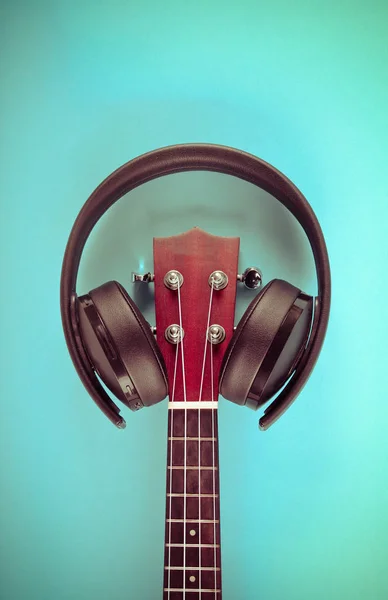 Musik baggrund: ukulele og hovedtelefoner - Stock-foto