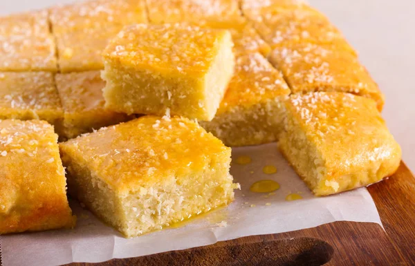 Kokosnoot cake met sinaasappelsiroop, gesneden — Stockfoto