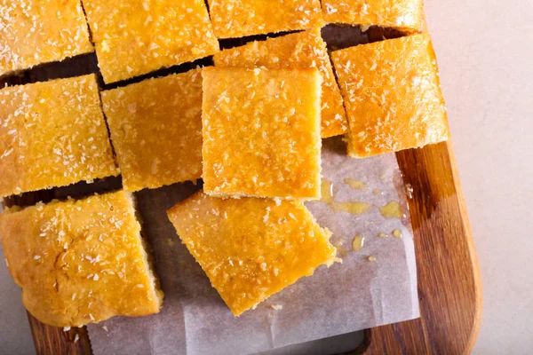 Pastel de coco con jarabe de naranja — Foto de Stock