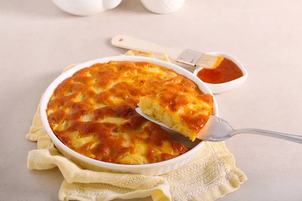 Marillenmarmelade glasierter Birnenkuchen — Stockfoto